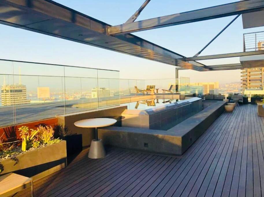 Skyline Views Stylish Studio With Pool, Parking No Load Shedding Кейптаун Экстерьер фото